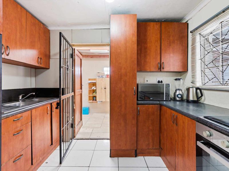 FREE STANDING ENCLOSED CORNER HOME - IN BEACON VALLEY - Photo 4