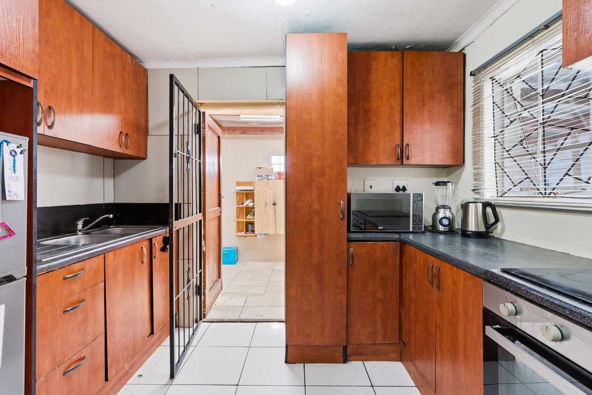 FREE STANDING ENCLOSED CORNER HOME - IN BEACON VALLEY - Photo 4