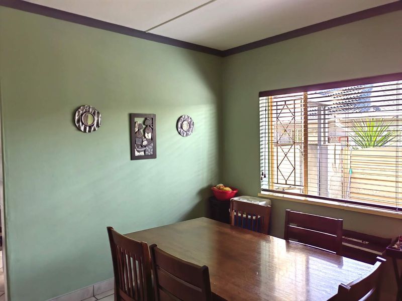 Where Modern Style Meets Family Comfort - Photo 9