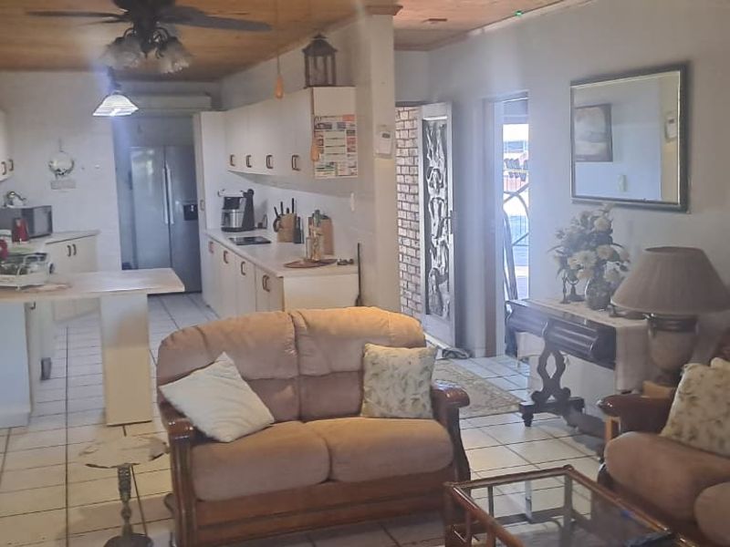 Step into this inviting and well-maintained 3-bedroom home, designed for comfortable family living and effortless entertaining! - Photo 2