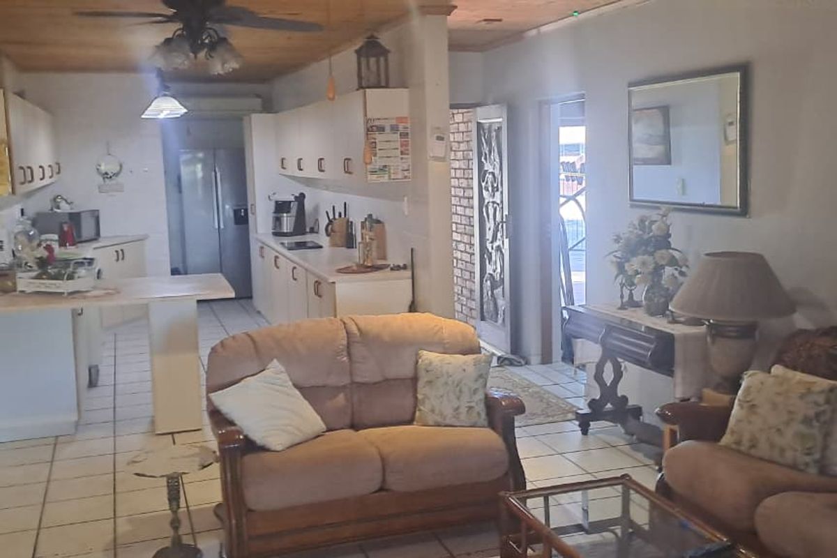 Step into this inviting and well-maintained 3-bedroom home, designed for comfortable family living and effortless entertaining! - Photo 2