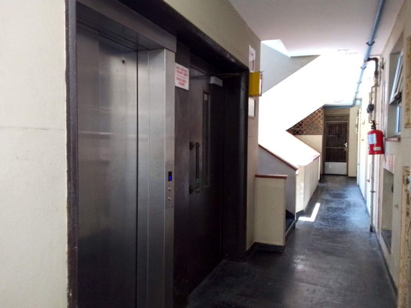 Bachelor Apartment In Durban Central - Photo 10