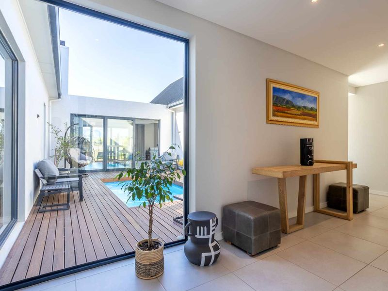 North-Facing Lakeside Living in a Beautiful Five-Bedroom Home on Val de Vie Estate - Photo 4