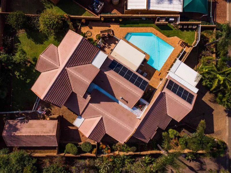 Hilltop Elegance with Unrivalled Views – A Home Where Memories Begin - Photo 2