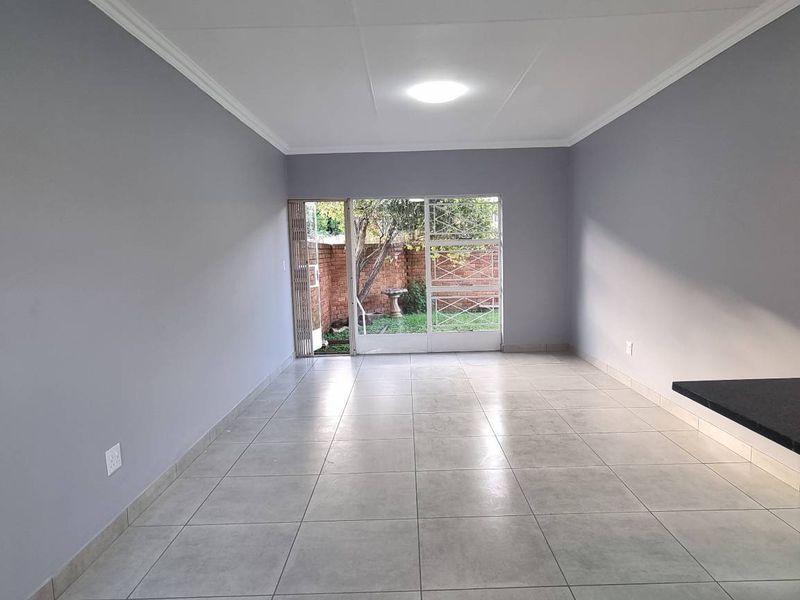 TURNKEY TOWNHOUSE LIVING- A MUST SEE! - Photo 7