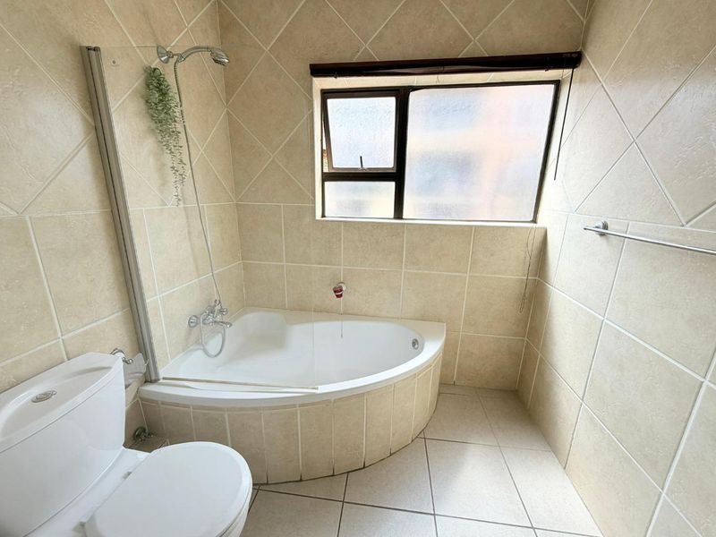 1 Bedroom Top-Floor Apartment with Spectacular Sunset Views - Photo 2