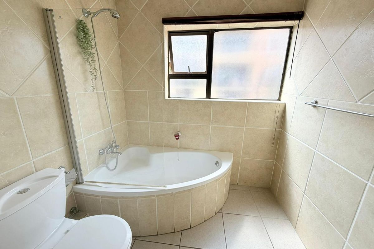 1 Bedroom Top-Floor Apartment with Spectacular Sunset Views - Photo 2