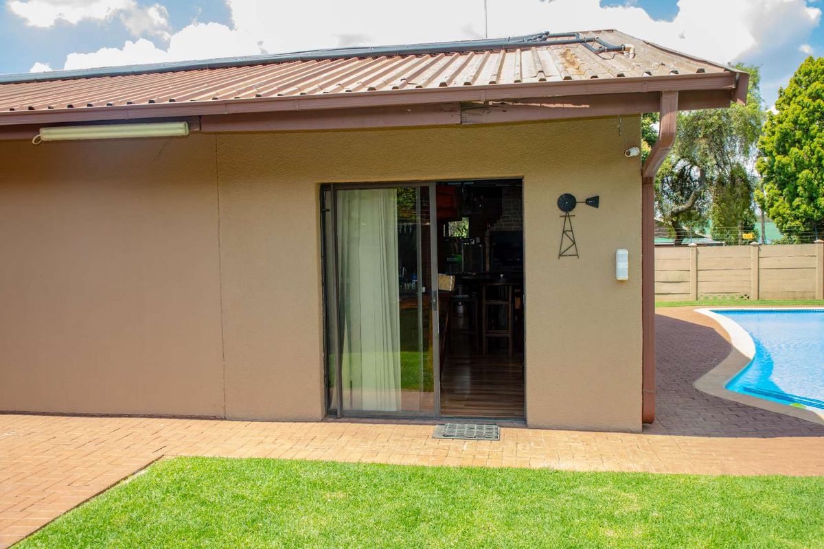 A True Deneysville Gem – Exceptional Value. Stunning 4-bedroom family home offers luxury, security, and convenience in the heart of Deneysville. - Photo 5