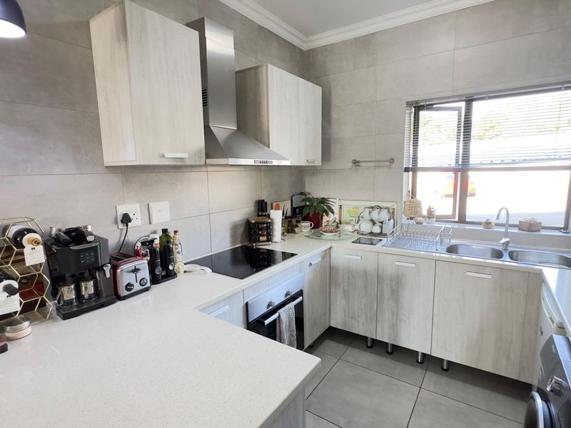 Neat 2 bed 1 bath ground floor apartment in Broadacres - Photo 3