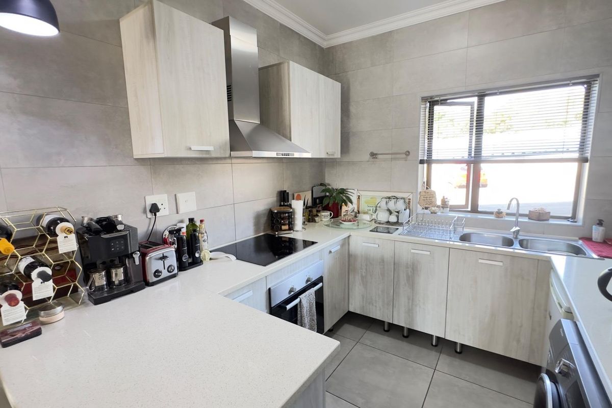Neat 2 bed 1 bath ground floor apartment in Broadacres - Photo 3