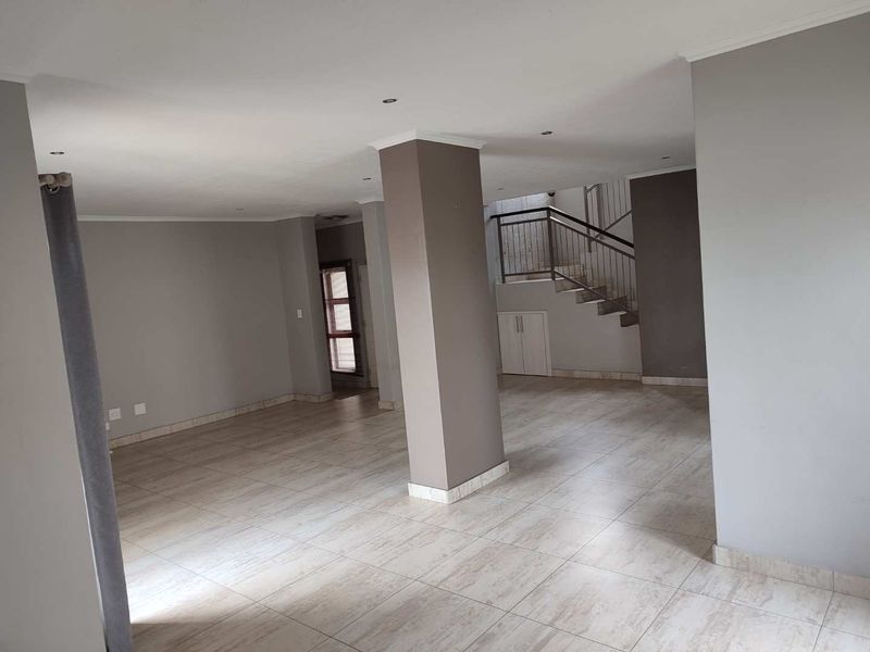 THATCHFIELD HILL - 4 BEDROOM HOUSE WITH STAFF QUARTERS - Photo 3