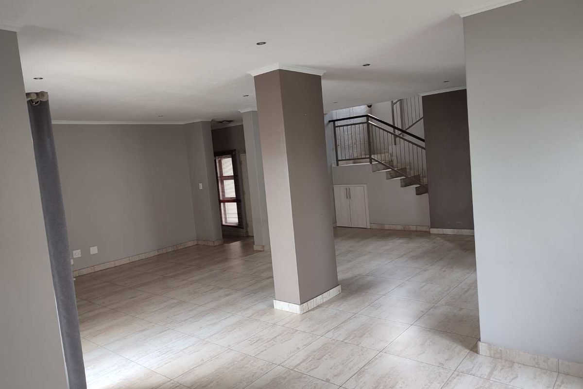 THATCHFIELD HILL - 4 BEDROOM HOUSE WITH STAFF QUARTERS - Photo 3