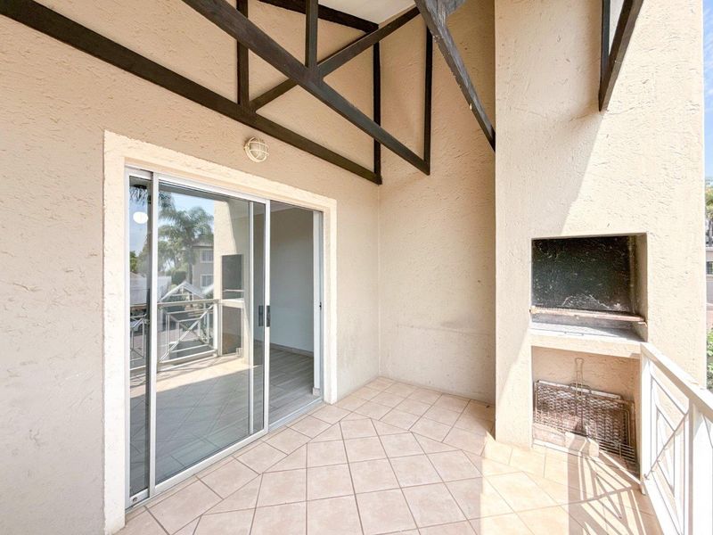 Where Every Sunset Feels Like a Getaway - 3 Bed 2 Bath Upstairs Apartment in Cute Complex - Photo 7