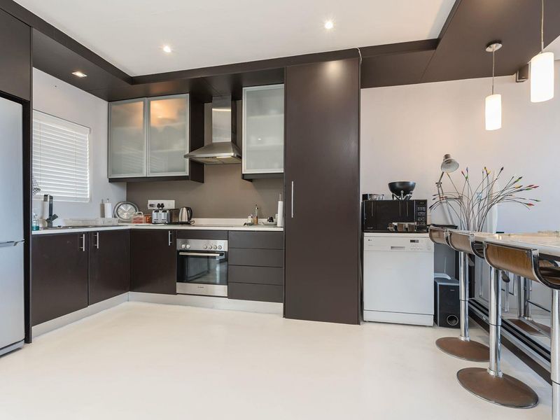 PRIME BANTRY BAY APARTMENT – OPPOSITE SAUNDERS ROCKS - Photo 6