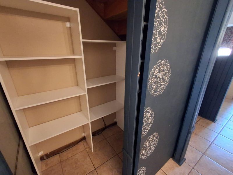 Spacious Renovated Duplex for Sale in Clubview. - Photo 8