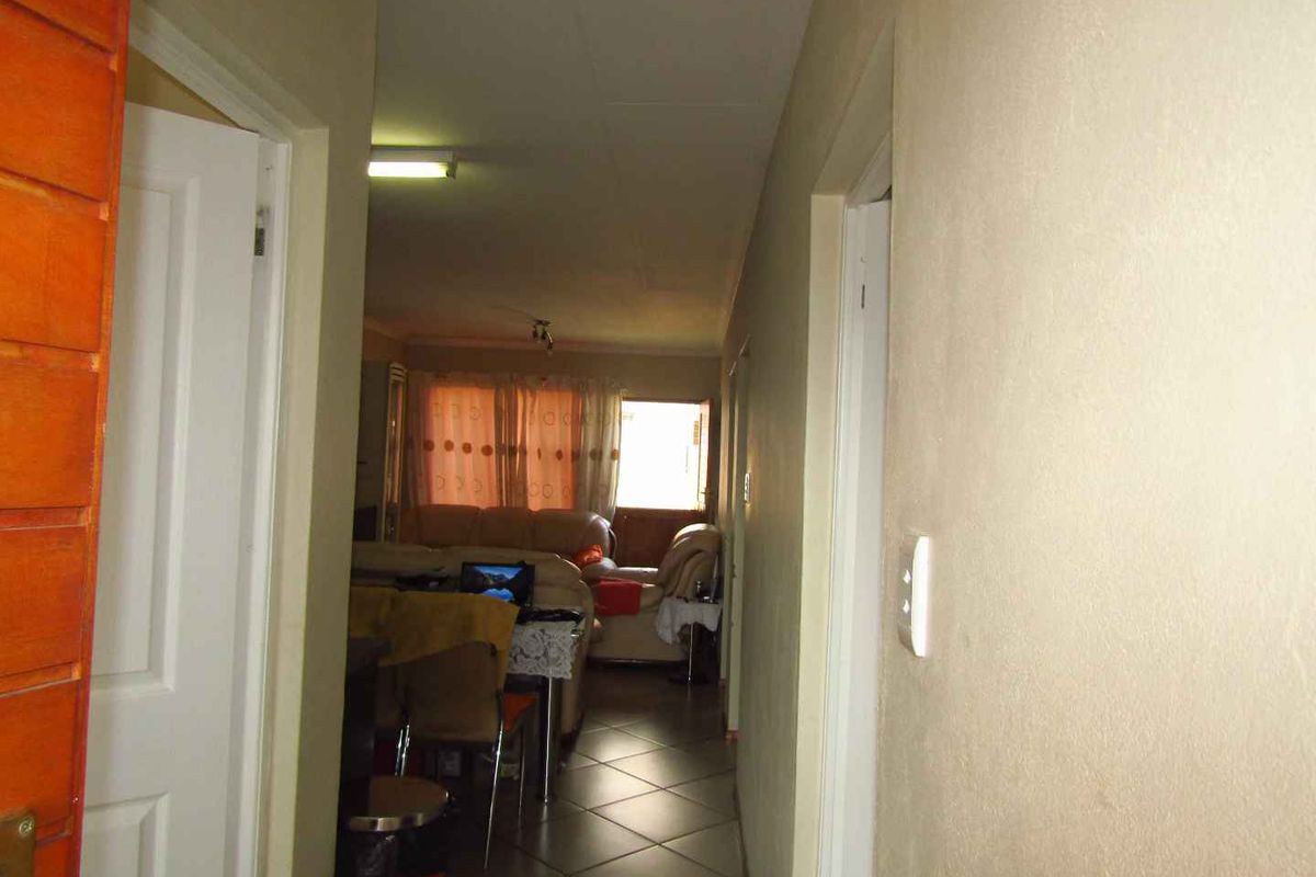 Three bedroom townhouse in Albertsdale - Photo 2