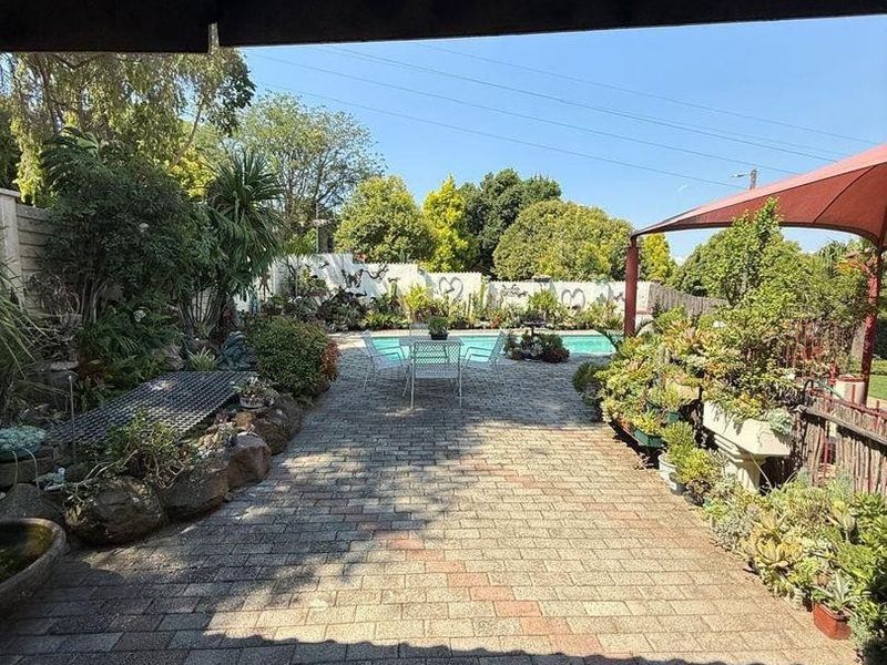 Comfortable Family Home with Flatlet Potential and Established Garden in Estcourt. - Photo 5