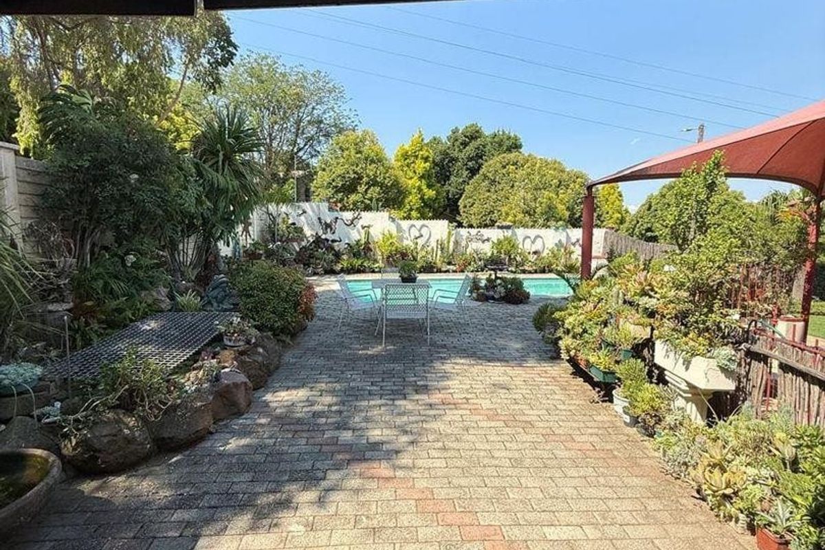 Comfortable Family Home with Flatlet Potential and Established Garden in Estcourt. - Photo 5