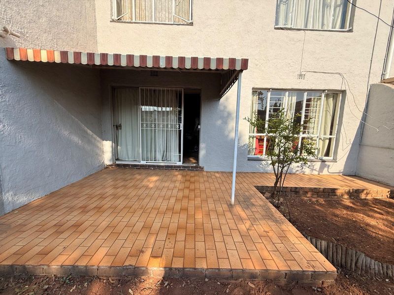 Spacious 3-Bedroom Duplex Townhouse with Private Garden - Photo 4