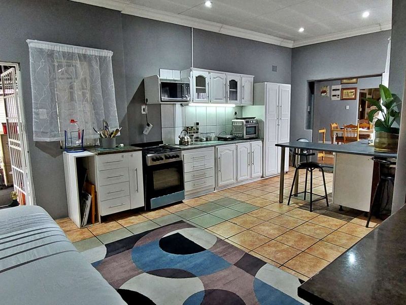 Family Home with Guest Suite and Flatlet. - Photo 10