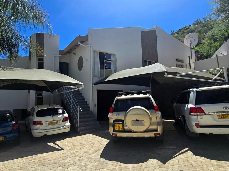 Spacious property in a quiet cul-de-sac with lots of parking - Photo 2