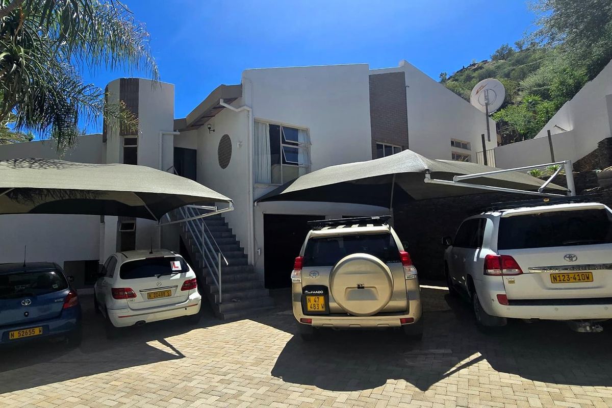 Spacious property in a quiet cul-de-sac with lots of parking - Photo 2