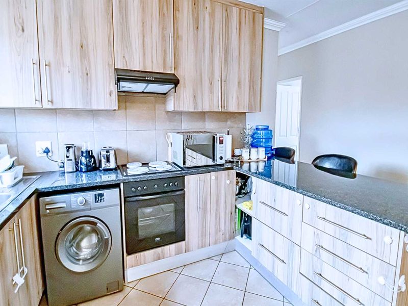 Charming Top-Floor Unit in Kingfisher: A Must-See! - Photo 2