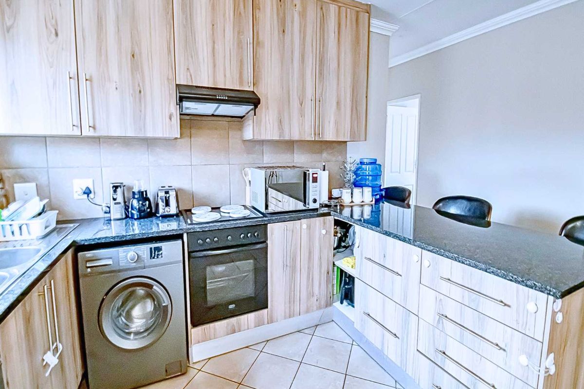 Charming Top-Floor Unit in Kingfisher: A Must-See! - Photo 2