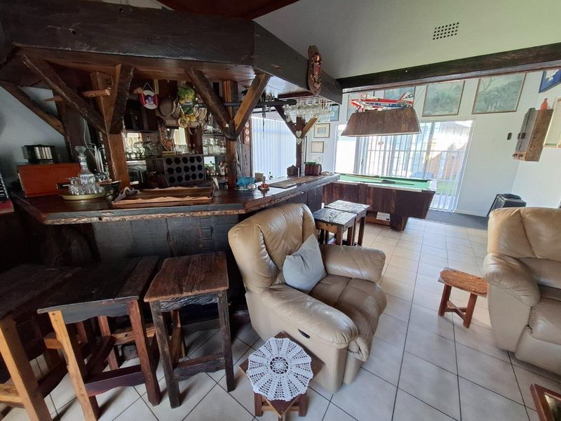 A spacious family home. A fully self-contained flatlet. Three garages. A massive workshop. - Photo 10