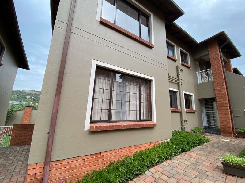Ground Floor Gem with Private Garden & Pet Friendly Living - Photo 3