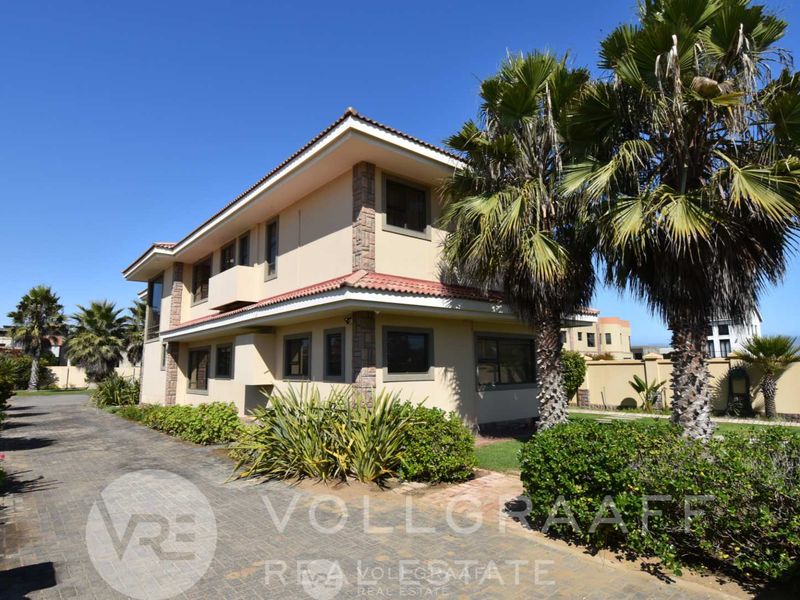 Exquisite coastal family home with heated indoor pool and lush garden – Vogelstrand, Swakopmund - Photo 8