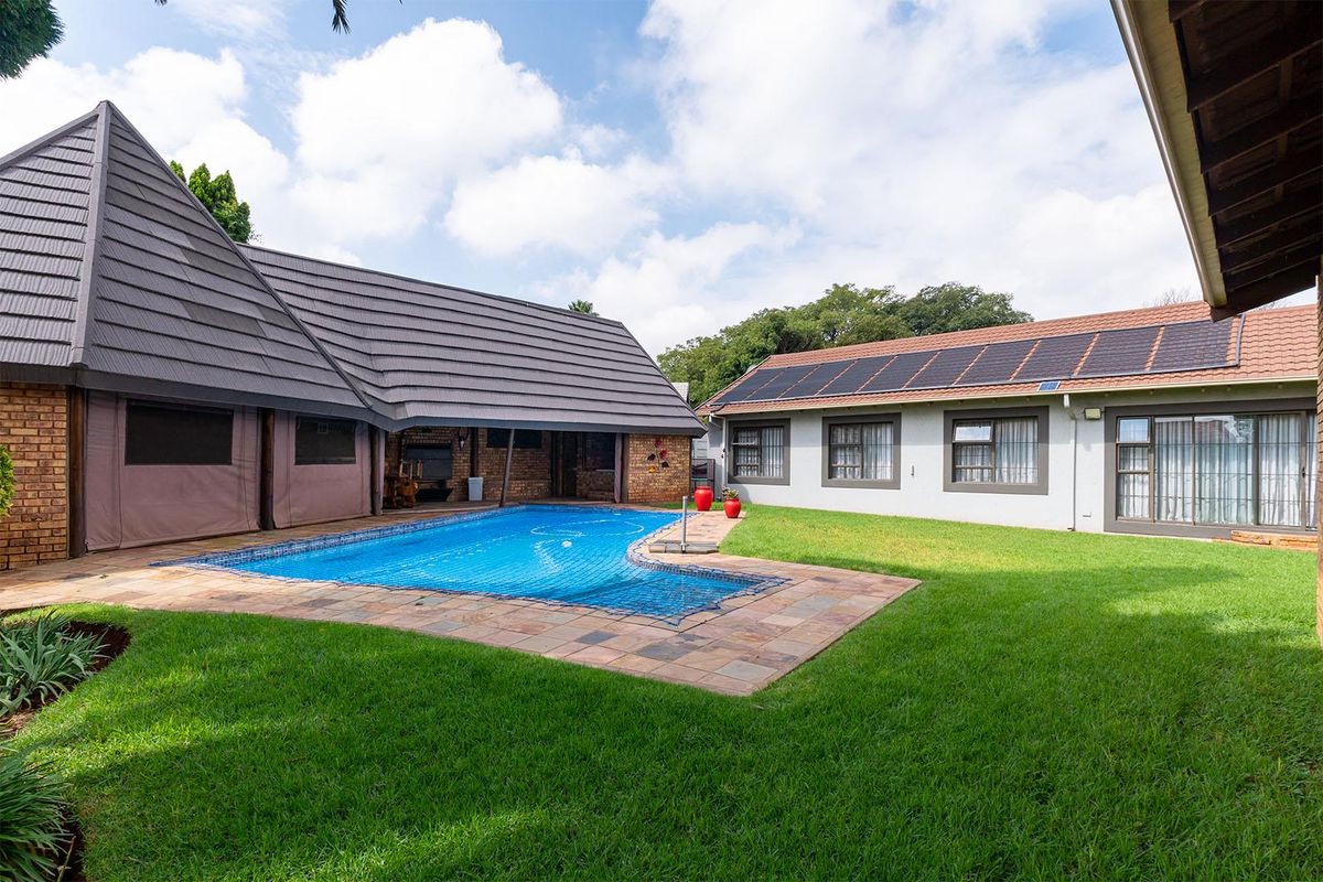 SPACIOUS FAMILY HOME IN ENCLOSURE - Photo 2