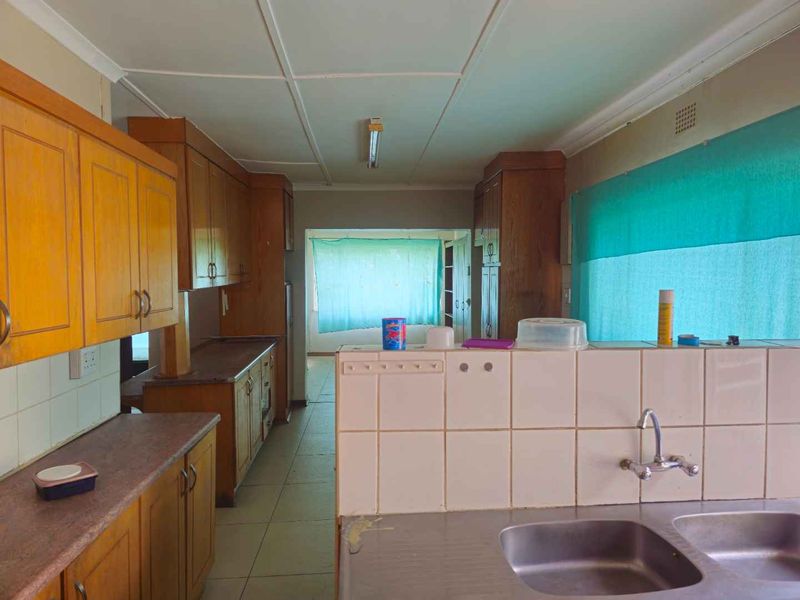 **Spacious 4-Bedroom Property with Immense Potential** - Photo 7