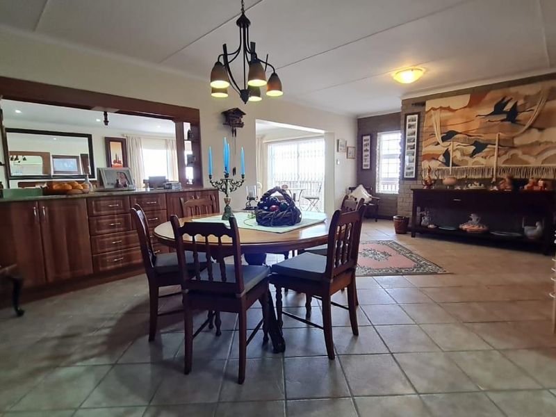 3 Bedroom House with Office and Flat in Dana Bay - Photo 4