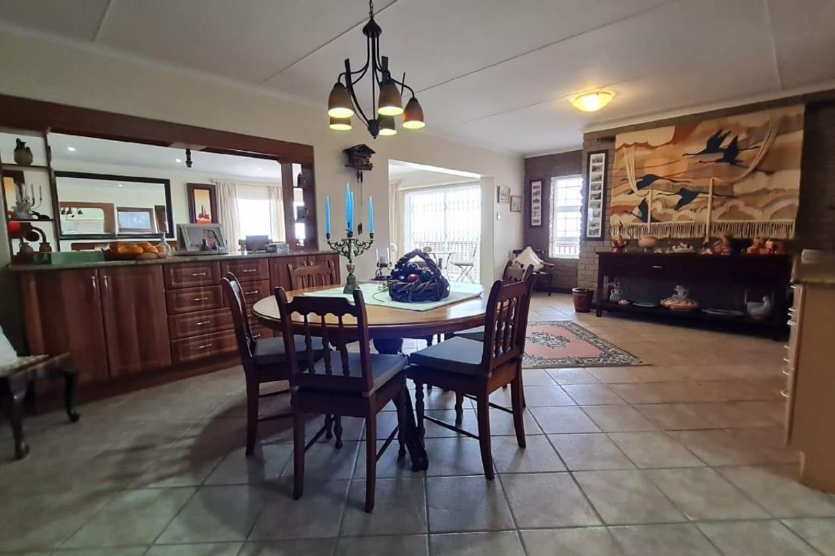3 Bedroom House with Office and Flat in Dana Bay - Photo 4