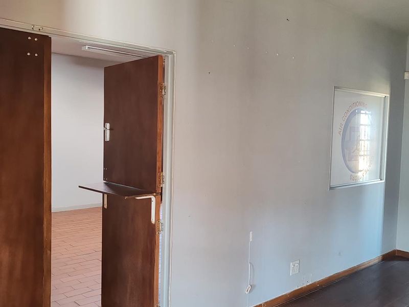 Prime Office Space Available for Lease - Secure and Accessible Location - Photo 2