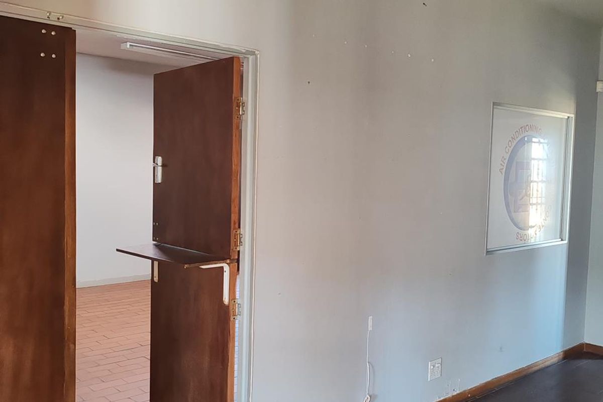 Prime Office Space Available for Lease - Secure and Accessible Location - Photo 2