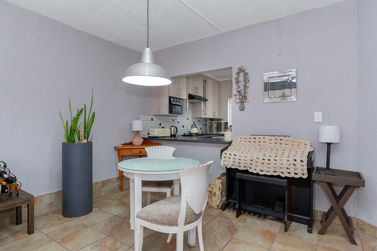 Perfect Lock-Up-and-Go 2-Bedroom Duplex in Norkem Park - Photo 4