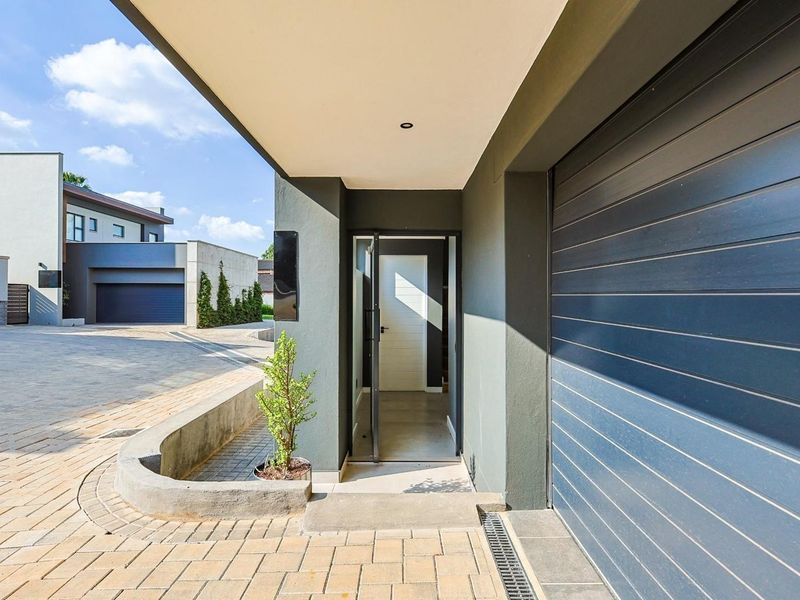 Luxury & Security Redefined in Waterkloof - Photo 3