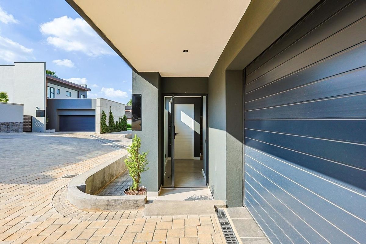 Luxury & Security Redefined in Waterkloof - Photo 3