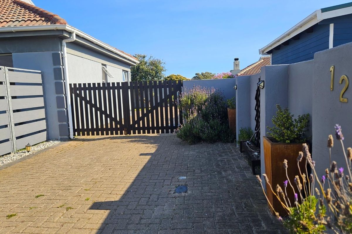 Coastal Charm: Modern 3-Bedroom Home in Pearly Beach - Photo 2