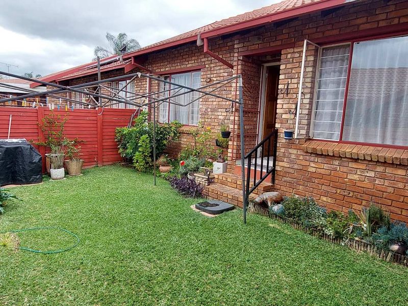 Charming Facebrick Townhouse in Secure Complex - Photo 3