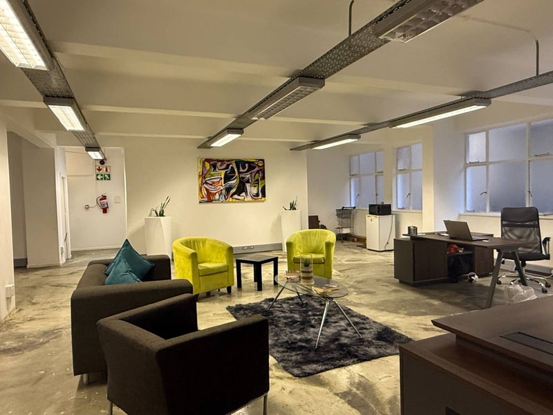 Neat White Boxed office to let in Cape Town CBD - Photo 4