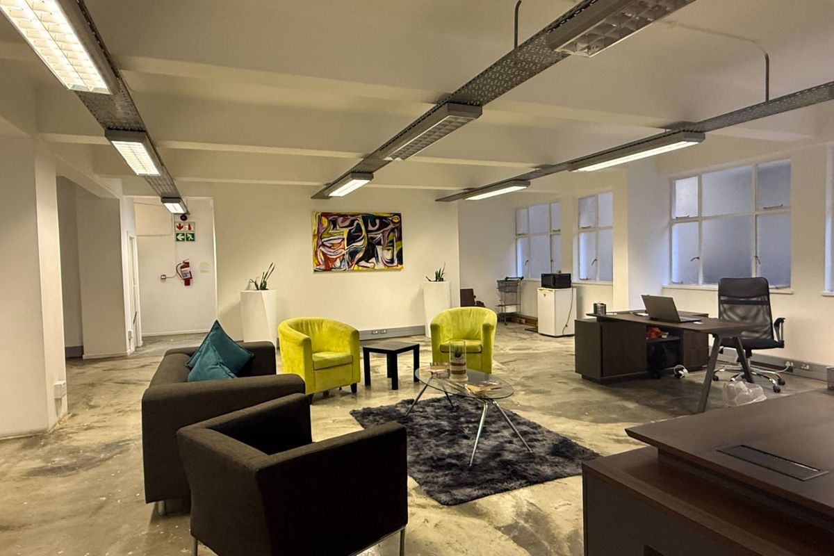 Neat White Boxed office to let in Cape Town CBD - Photo 4