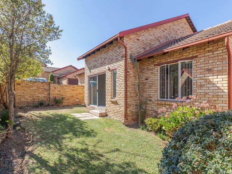 3 Bedroom 2 Bathroom Duplex Townhouse For Sale in Wilgeheuwel - Photo 4