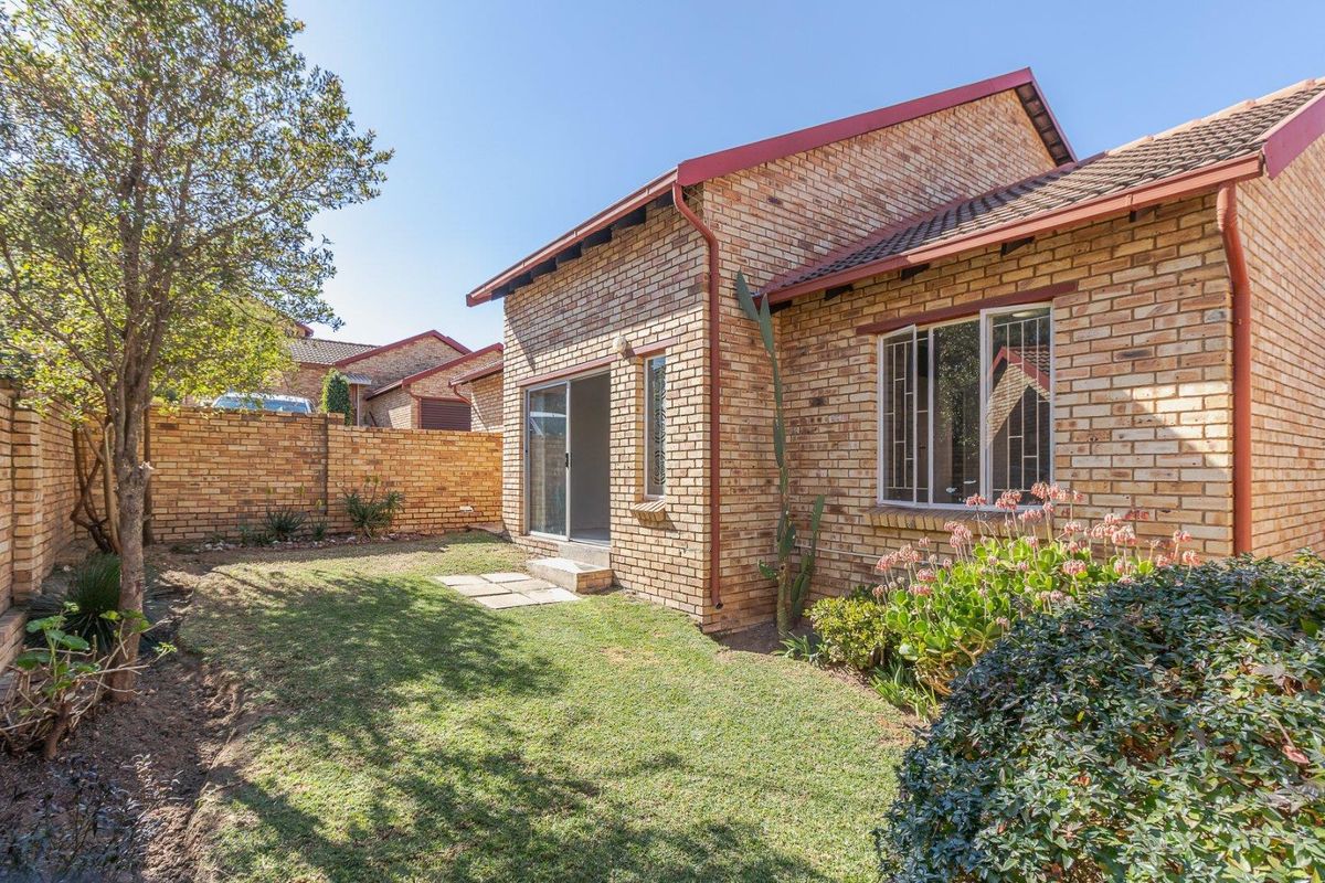 3 Bedroom 2 Bathroom Duplex Townhouse For Sale in Wilgeheuwel - Photo 4