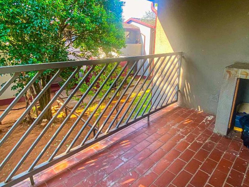 Top-Floor Gem in Oakwood: Cozy 2-Bed with Balcony! - Photo 6