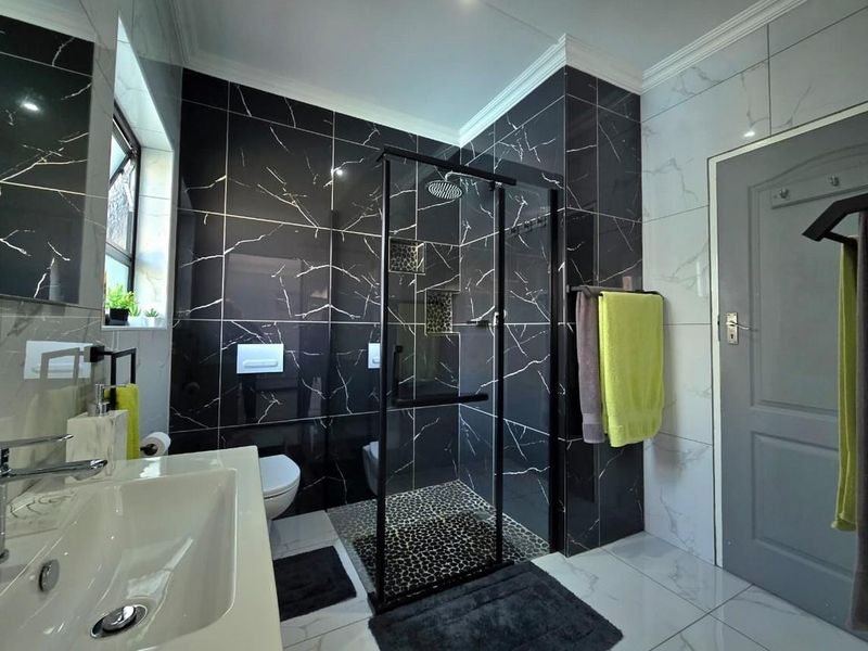 Explore Sophistication: 5-Bedroom Entertainment Escape! - Photo 8