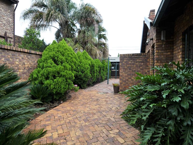 Family Home in Boomed-Highveld - Photo 4