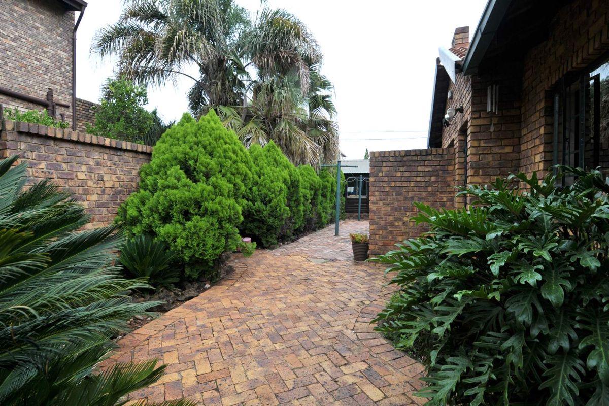 Family Home in Boomed-Highveld - Photo 4